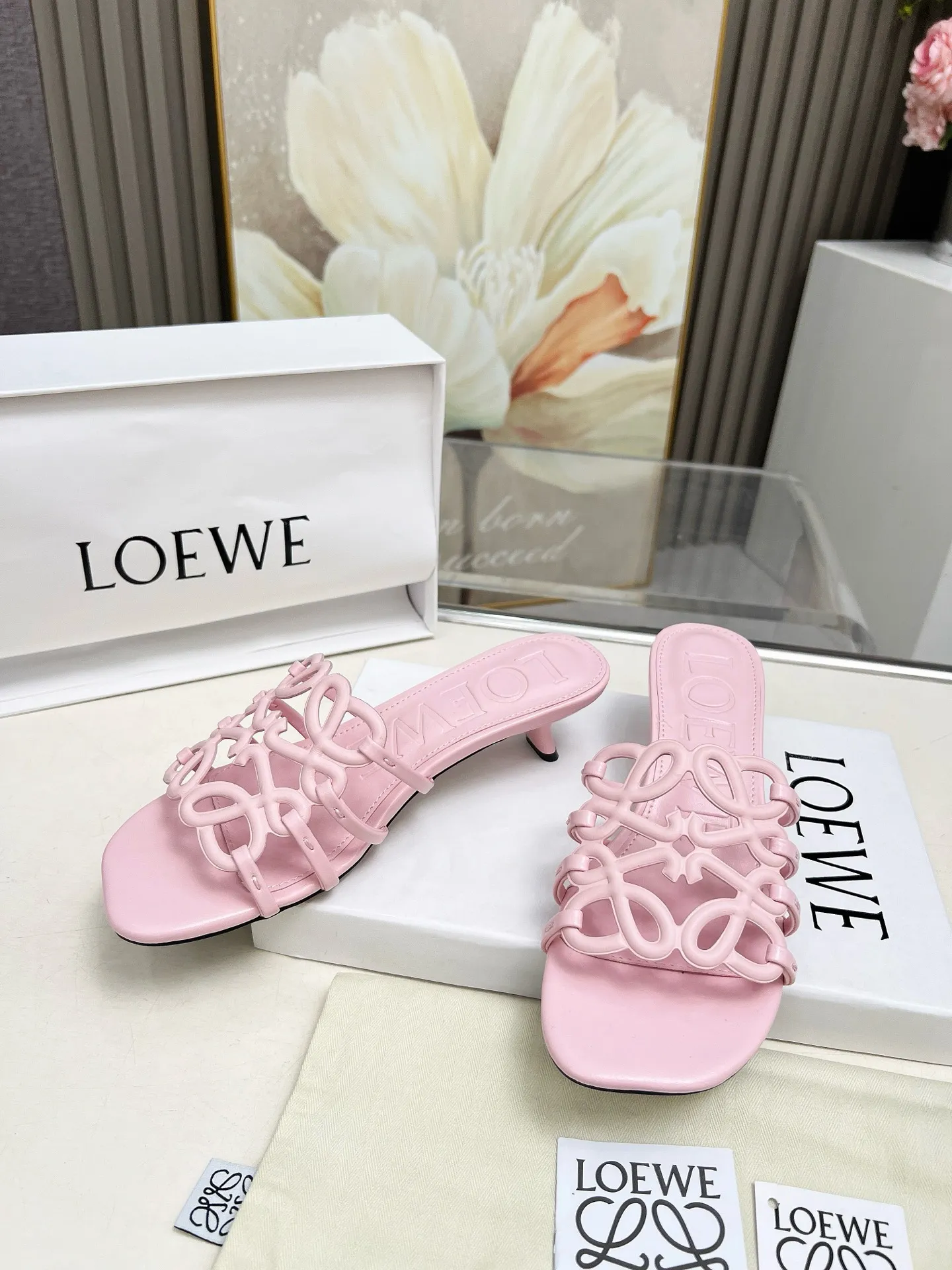 👟👟Ex-factory price 500👟👟 LOEWE 2025 SS summer limited edition hollow slippers, it is a very comprehensive noble fashion brand, highly recommended to all little fairies.   1⃣️Material: Imported cowhide 2⃣️Inner lining: Imported Italian lambskin, super soft and delicate 3⃣️Outsole: Imported Italian original original color genuine leather outsole Heel height 4.5 4⃣️Code number: 35 to 39 (40.41.42.43. Customized)
